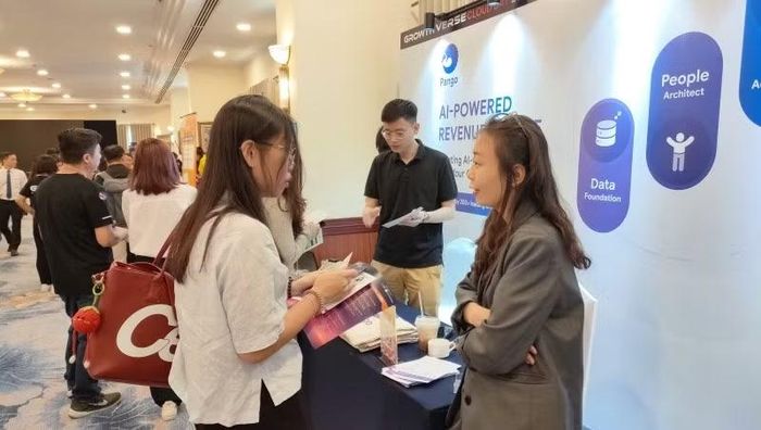 Đại biểu tham quan các sản phẩm công nghệ trưng bày tại hội nghị. (Ảnh: ITPC)