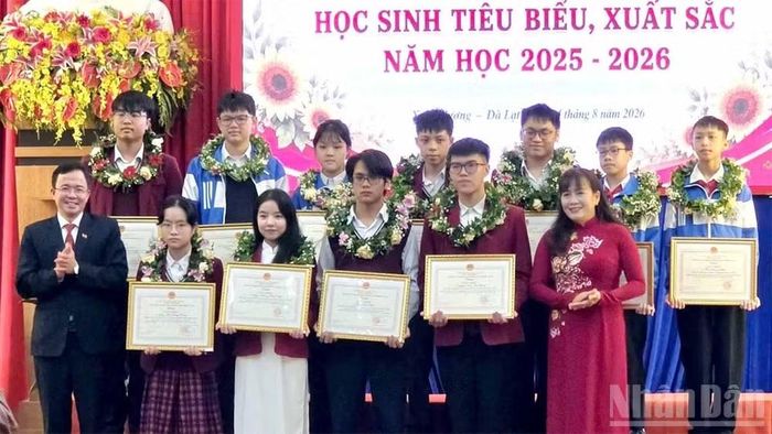 Tỉnh ủy viên, Bí thư Đảng ủy phường Xuân Hương-Đà Lạt Nguyễn Văn Lộc và đại diện lãnh đạo Ban Tuyên giáo và Dân vận Tỉnh ủy Lâm Đồng khen thưởng học sinh đạt giải tại các cuộc thi quốc tế. Ảnh: CTV