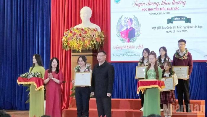 Chủ tịch Ủy ban nhân dân phường Xuân Hương-Đà Lạt Trần Thị Vũ Loan và đại diện lãnh đạo Hội Khuyến học tỉnh Lâm Đồng trao thưởng các học sinh đạt giải quốc gia và quốc tế. Ảnh: CTV