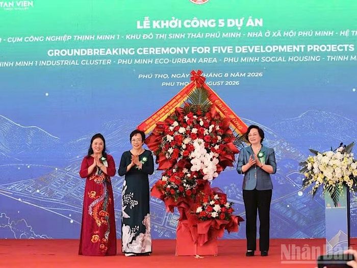 Phó Thủ tướng Phạm Thị Thanh Trà (phải) tặng hoa cho liên danh Chủ đầu tư: Công ty Cổ phần Thương mại Dạ Hợp và Công ty Cổ phần Đầu tư Xuất nhập khẩu Thăng Long.