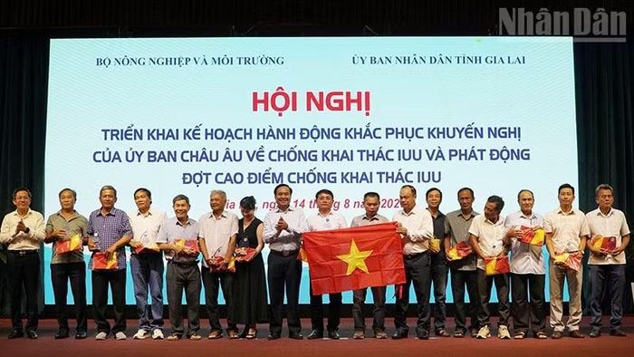 Trao cờ cho các ngư dân tiêu biểu, đồng hành chống khai thác IUU. (Ảnh: PHÚC THẮNG)