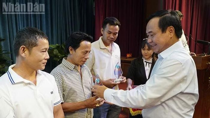 Tặng quà cho các ngư dân tiêu biểu, đồng hành chống khai thác IUU. (Ảnh: PHÚC THẮNG)