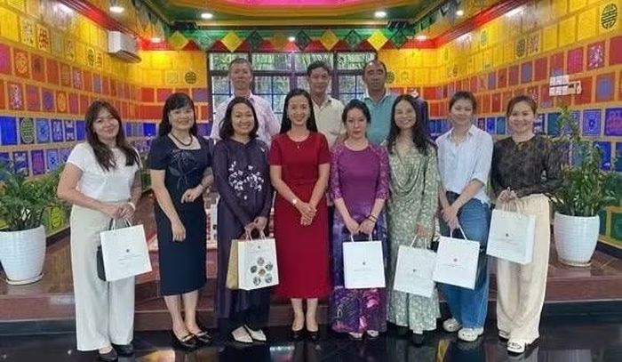 Đại sứ Đỗ Thùy Dương chụp ảnh kỷ niệm cùng Ban Liên lạc Cộng đồng Việt Nam tại Brunei cùng một số đại diện bà con kiều bào tham dự buổi gặp mặt. (Ảnh: Đại sứ quán Việt Nam tại Brunei cung cấp)