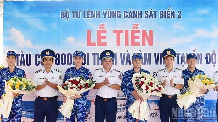 Thiếu tướng Trần Quang Tuấn, Tư lệnh Vùng Cảnh sát biển 2 tặng hoa Đoàn công tác tàu CSB 8002.