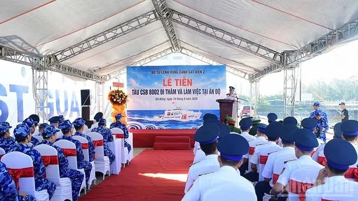 Quang cảnh Lễ tiễn tàu CSB 8002.