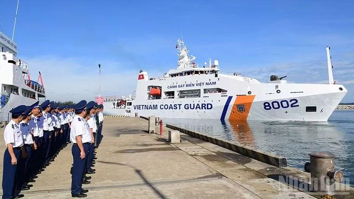 Tàu Cảnh sát biển 8002 cùng đoàn công tác lên đường thăm, làm việc và giao lưu với Lực lượng Bảo vệ bờ biển Ấn Độ.