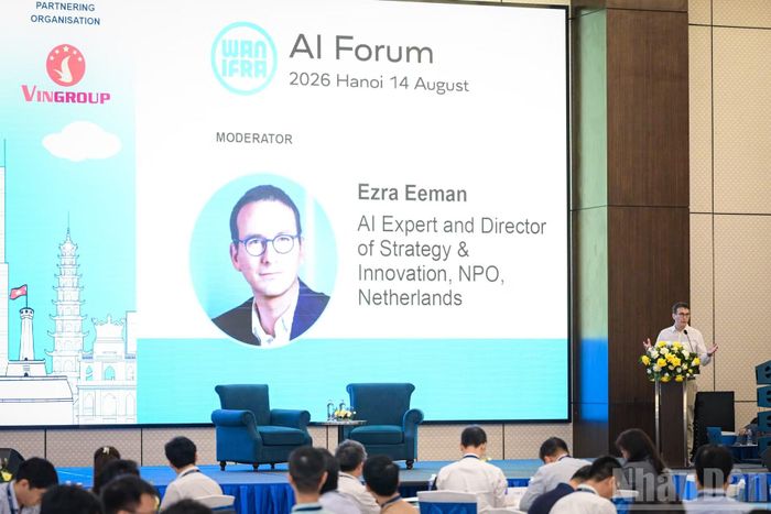 Ông Ezra Eeman, Giám đốc Chiến lược và Đổi mới sáng tạo, Đài Phát thanh – Truyền hình công cộng Hà Lan (NPO) điều phối một phiên chuyên đề.