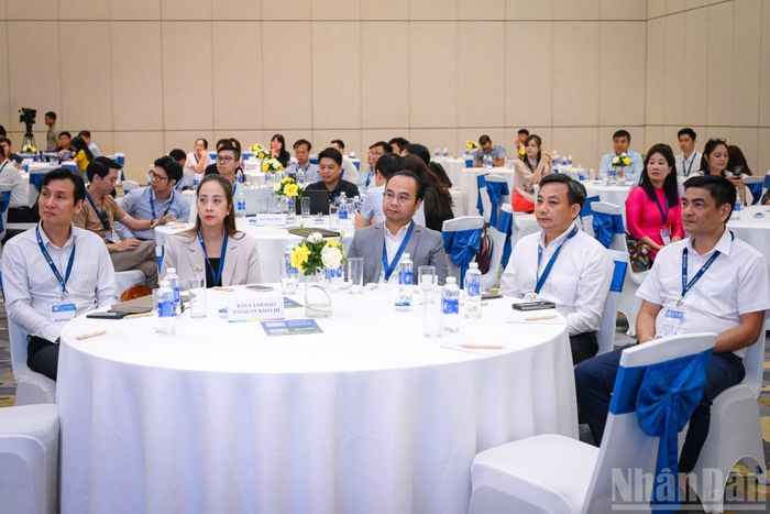 Đại biểu theo dõi phần trình bày tại các phiên thảo luận.