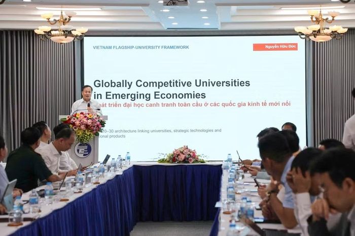 Giáo sư Nguyễn Hữu Đức, Đại học Quốc gia Hà Nội trình bày tham luận tại hội thảo về phát triển đại học tinh hoa, đại học xuất sắc do Bộ Giáo dục và Đào tạo tổ chức. (Ảnh: THANH QUÝ)