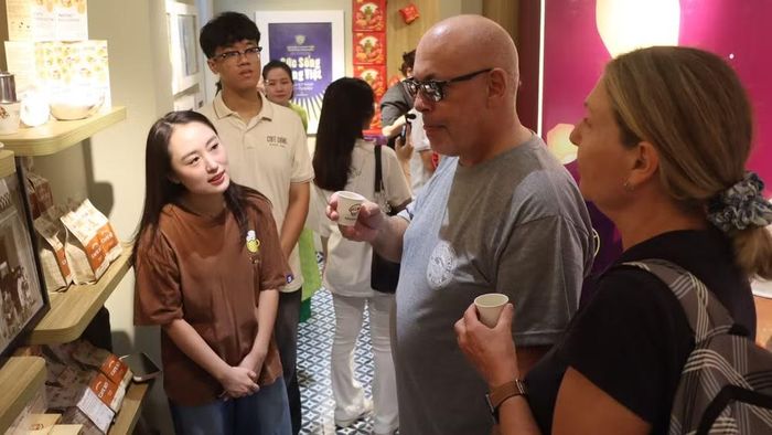 Du khách quốc tế tham quan, trải nghiệm và mua sắm tại chương trình “Sức sống hàng Việt” số 11 với chủ đề “Rằm rộ phố cổ – Hà Nội trong tôi. (Ảnh: BẢO TRUNG)