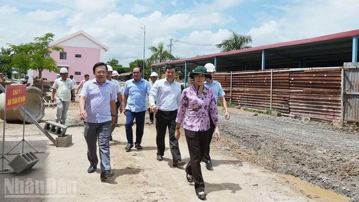 Lãnh đạo tỉnh An Giang kiểm tra tiến độ xây dựng các trường liên cấp tuyến biên giới. (Ảnh: QUỐC TRINH)