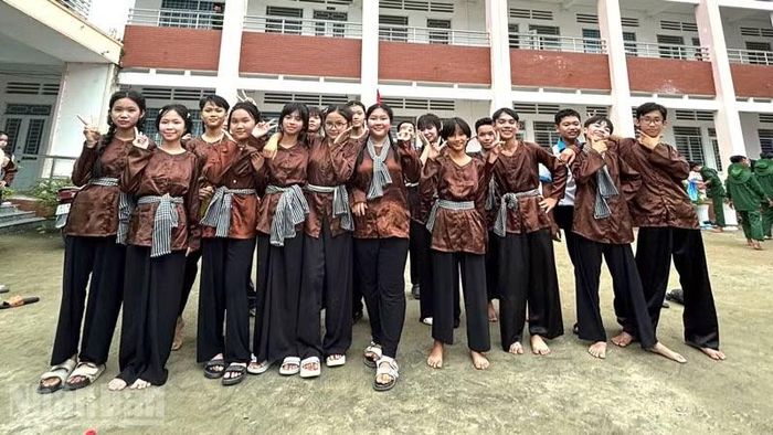 Học sinh Trường nội trú liên cấp tiểu học-trung học cơ sở Vĩnh Gia chuẩn bị văn nghệ biểu diễn khai giảng năm học mới. (Ảnh: QUỐC TRINH)