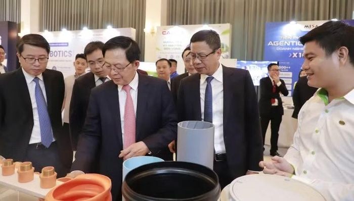 Phó Thủ tướng Hồ Quốc Dũng tham quan gian hàng trưng bày sản phẩm tại diễn đàn. (Ảnh: Ban tổ chức)