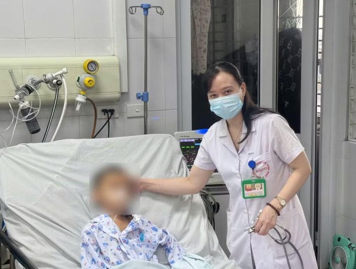 Sau 2 tuần điều trị, ý thức của trẻ đã cải thiện rõ rệt. Bệnh nhi tỉnh táo hơn, có thể tự thở và đã cai máy thở thành công.