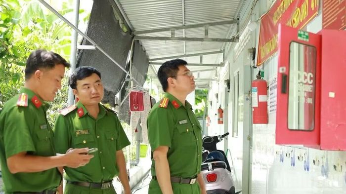 Lực lượng công an kiểm tra phòng, chống cháy nổ tại các khu nhà trọ. (Ảnh: THANH PHONG)