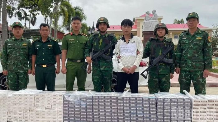Lực lượng chức năng tỉnh Tây Ninh bắt đối tượng buôn lậu xuyên biên giới. (Ảnh: THANH PHONG)