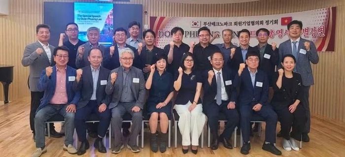 Các đại biểu tham dự tọa đàm chụp ảnh kỷ niệm. (Ảnh: Lãnh sự quán Việt Nam tại Busan cung cấp)