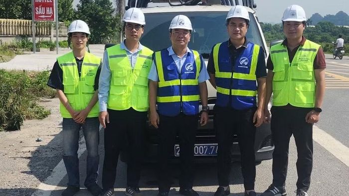 Đội ngũ tham gia khảo sát, kiểm tra thuộc Khu Quản lý đường bộ I phối hợp Trung tâm Kỹ thuật và Công nghệ đường bộ phía bắc.