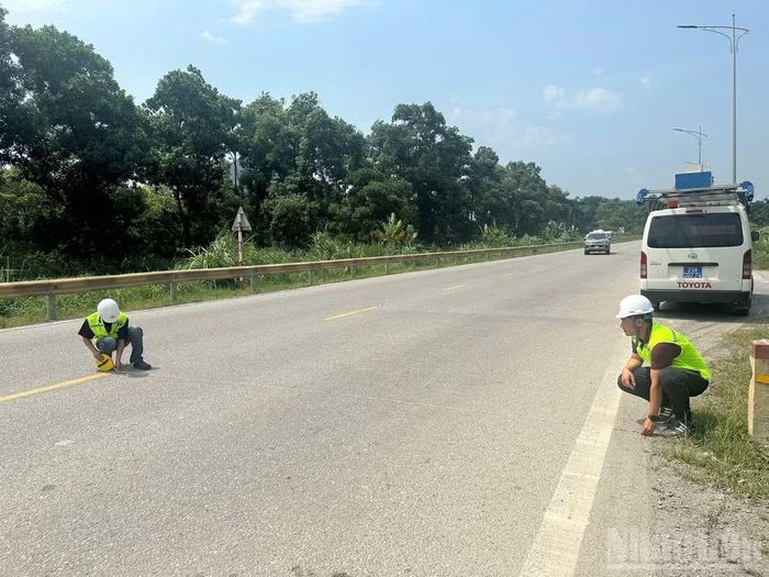 Các kỹ sư, chuyên gia trực tiếp kiểm tra.