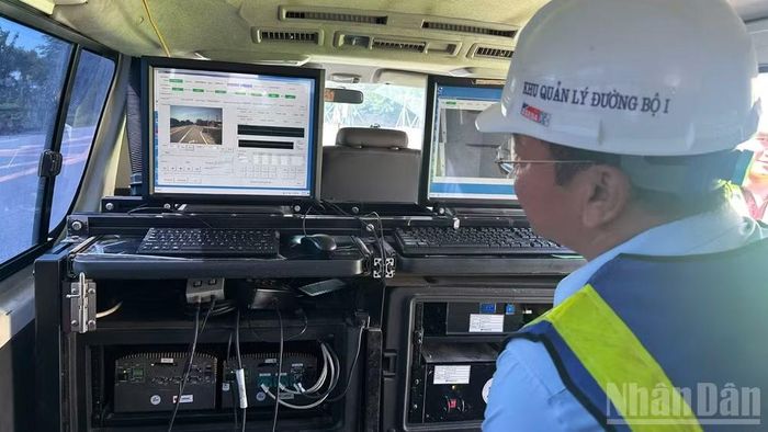 Khu Quản lý đường bộ I phối hợp Trung tâm Kỹ thuật và Công nghệ đường bộ phía bắc đưa xe khảo sát mặt đường vào kiểm tra, thu thập dữ liệu hiện trạng trên các tuyến Quốc lộ.