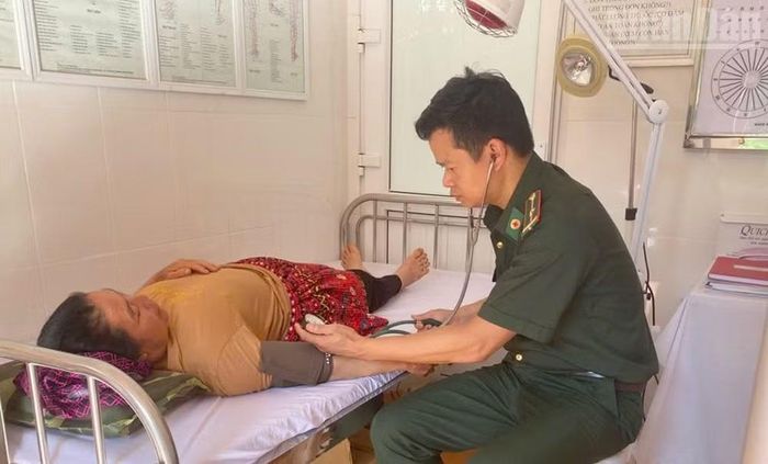 Tại các khu vực có y tế của Bộ đội Biên phòng Sơn La, đã diễn ra nhiều hoạt động khám, chữa bệnh cho các công dân Lào khu vực giáp biên giới Sơn La. (Ảnh: QUÀNG HÙNG)