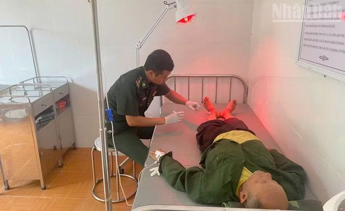 Bác sĩ Trạm quân dân y hữu nghị Việt-Lào, khu vực xã Lóng Sập, tỉnh Sơn La khám, điều trị cho bệnh nhân là công dân Lào. (Ảnh: QUÀNG HÙNG)