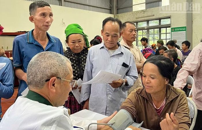 Cùng với khám, điều trị cho công dân nước bạn Lào, các Đồn Biên phòng còn thường xuyên phối hợp để khám, cấp phát thuốc miễn phí cho người dân hai bên biên giới Việt Nam-Lào. (Ảnh: QUÀNG HÙNG)