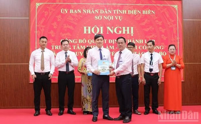 Đồng chí Nguyễn Tiến Đạt, Phó Trưởng Ban Tổ chức Tỉnh ủy, Giám đốc Sở Nội vụ tỉnh Điện Biên, trao quyết định bổ nhiệm Giám đốc Trung tâm Việc làm-Người có công tỉnh Điện Biên. (Ảnh: LÊ LAN)