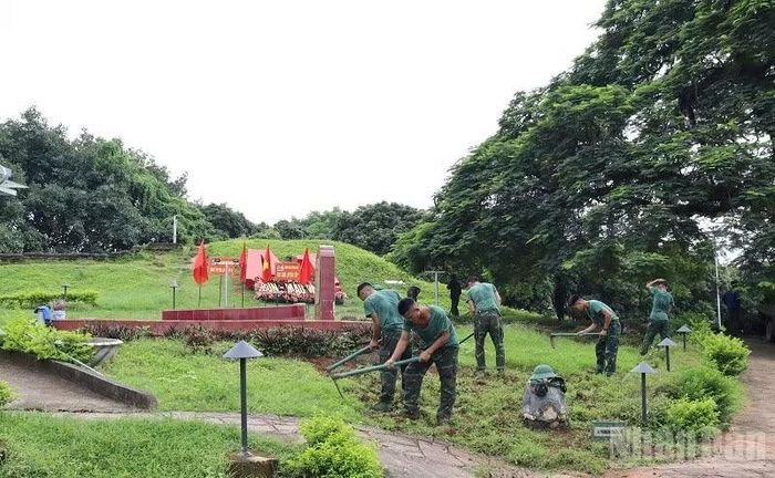 Ngay sau khi hoàn thành sáp nhập từ 3 đơn vị, lãnh đạo Bảo tàng Điện Biên Phủ đã đề nghị Trung đoàn 82 cử chiến sĩ hỗ trợ cải tạo cảnh quan, chăm sóc cây và hoa trên di tích đồi A1 lịch sử. (Ảnh: LÊ LAN)