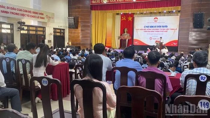 Huế tổ chức lễ phát động thực hiện nếp sống văn minh trong việc tang. (Ảnh: Q.T)