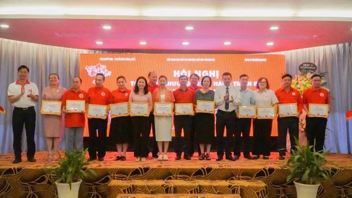 Phó Giáo sư, Tiến sĩ Vũ Đức Bình, Phó Viện trưởng Viện Huyết học-Truyền máu Trung ương, Phó Trưởng Ban tổ chức Hành trình Đỏ và Phó Giáo sư, Tiến sĩ Trần Ngọc Quế, Giám đốc Trung tâm Máu Quốc gia, Viện Huyết học-Truyền máu Trung ương, Phó Trưởng Ban tổ chức Hành trình Đỏ tặng giấy chứng nhận cho 22 Ban Chỉ đạo Vận động Hiến máu tình nguyện.