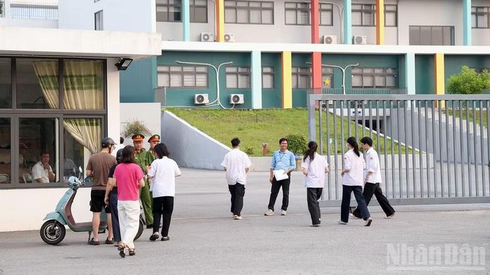 Thí sinh đến điểm thi Trường chuyên Tuyên Quang sáng 14/8 để thi lại. (Ảnh: ĐỨC THẮNG)