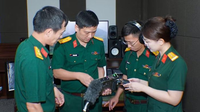 Tăng cường trao đổi chuyên môn kỹ năng thu âm hiện trường, thu âm phỏng vấn và thu âm trong phòng dựng âm thanh. (Nguồn: Điện ảnh Quân đội nhân dân)