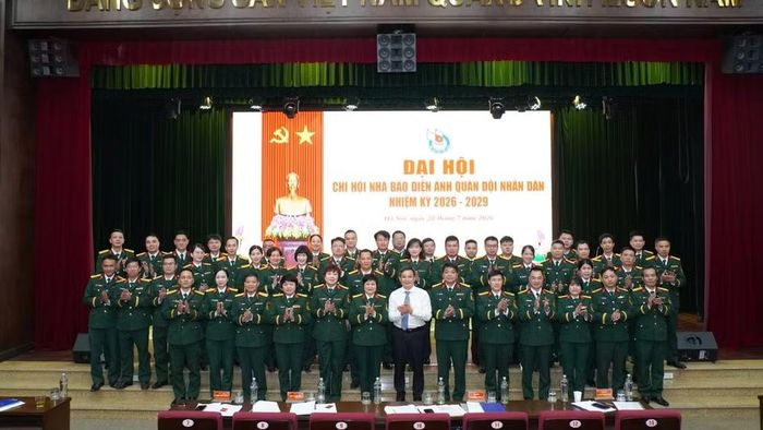 Đại biểu đơn vị tham dự Đại hội chụp ảnh lưu niệm cùng Ban Chấp hành Chi hội Nhà báo nhiệm kỳ 2026- 2029. (Nguồn: Điện ảnh Quân đội nhân dân)