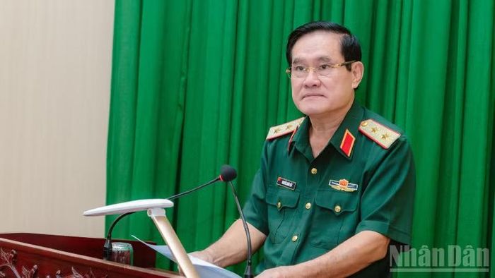 Trung tướng Nguyễn Xuân Dắt, Tư lệnh Quân khu phát biểu kết luận hội nghị. (Ảnh: PHƯƠNG NHẬT)