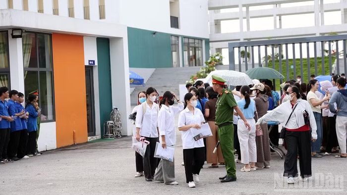 Các thí sinh ra về sau khi hoàn thành bài thi môn Toán vào chiều 14/8.
