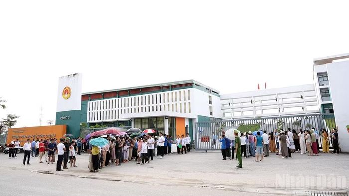 Ngày đầu thi lại tốt nghiệp trung học phổ thông tại Trường trung học phổ thông Chuyên Tuyên Quang diễn ra an toàn, nghiêm túc.
