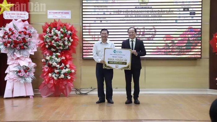 Đại diện Bệnh viện Mắt Tây Nguyên trao tặng kinh phí 100 triệu đồng xây dựng nhà cho hộ nghèo. (Ảnh: NGUYỄN CÔNG LÝ)