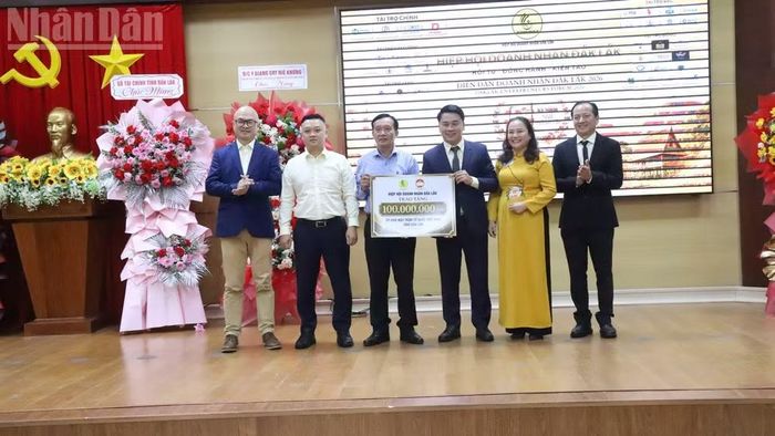 Hiệp hội Doanh nhân Đắk Lắk trao tặng 100 triệu đồng cho Ủy ban Mặt trận Tổ quốc Việt Nam tỉnh Đắk Lắk để xây dựng nhà đại đoàn kết cho hộ nghèo. (Ảnh: NGUYỄN CÔNG LÝ)