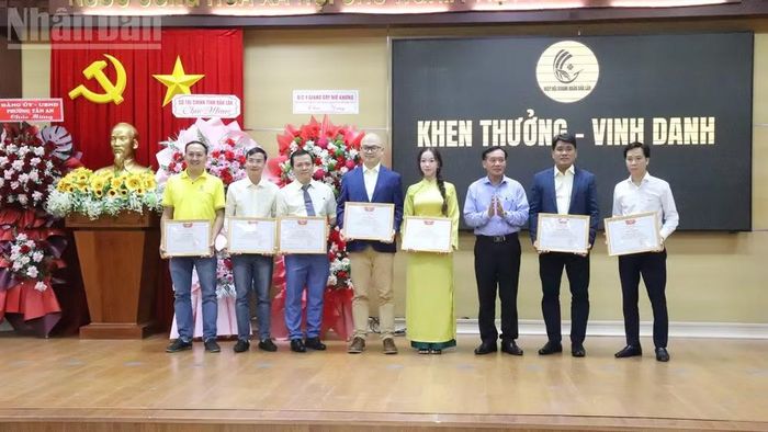 Ủy ban Mặt trận Tổ quốc Việt Nam tỉnh Đắk Lắk tặng Bằng khen cho 9 cá nhân có thành tích xuất sắc trong công tác hiệp hội và an sinh xã hội. (Ảnh: NGUYỄN CÔNG LÝ)