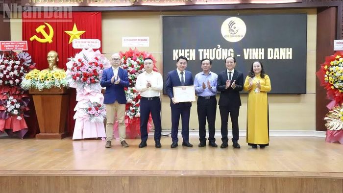 Ủy ban Mặt trận Tổ quốc Việt Nam tỉnh Đắk Lắk tặng Bằng khen cho Hiệp hội Doanh nhân Đắk Lắk vì có nhiều đóng góp cho công tác an sinh xã hội. (Ảnh: NGUYỄN CÔNG LÝ)