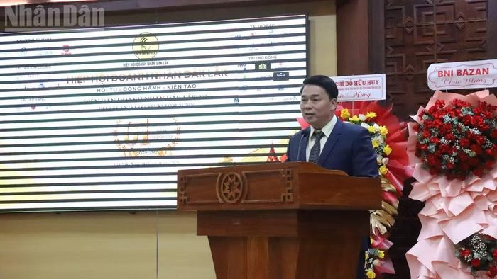 Chủ tịch Hiệp hội Doanh nhân Đắk Lắk Nguyễn Quang Vinh phát biểu tại lễ kỷ niệm. (Ảnh: NGUYỄN CÔNG LÝ)
