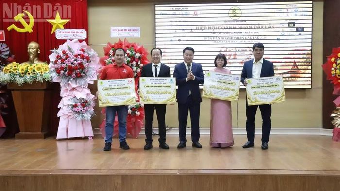 Bốn doanh nghiệp trao tặng 400 triệu đồng cho Hiệp hội Doanh nhân Đắk Lắk để thực hiện công tác an sinh xã hội. (Ảnh: NGUYỄN CÔNG LÝ)