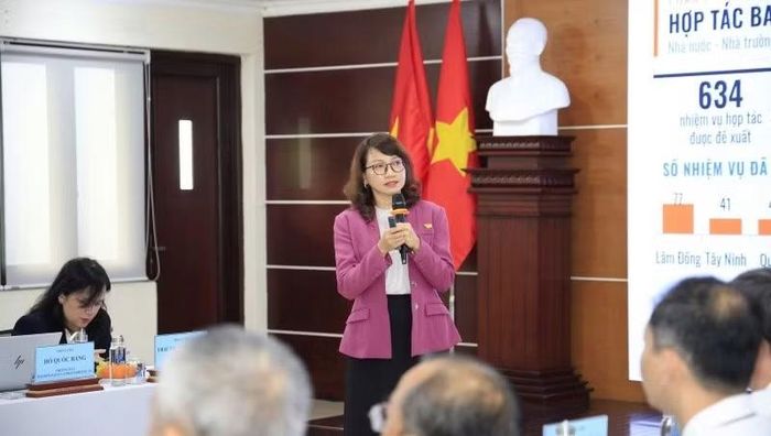 Giáo sư, Tiến sĩ Nguyễn Thị Thanh Mai, Giám đốc Đại học Quốc gia Thành phố Hồ Chí Minh trình bày báo cáo tại buổi làm việc. (Ảnh: MỘC MIÊN)