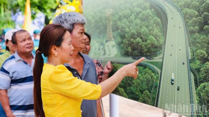 Người dân xem phối cảnh tuyến đường trên cao xuyên rừng Mã Đà.