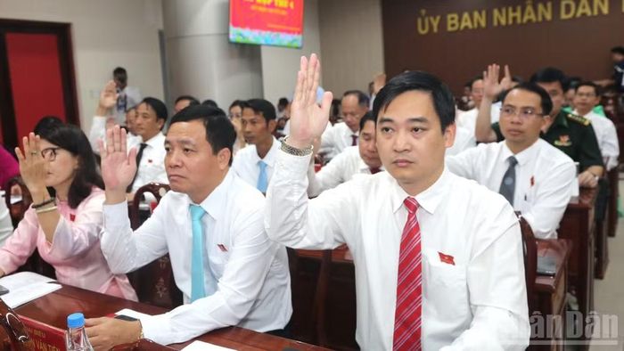 Đại biểu Hội đồng nhân dân thành phố Đồng Nai biểu quyết thông qua nghị quyết quyết định chủ trương chuyển mục đích sử dụng rừng sang mục đích khác để thực hiện Dự án đầu tư xây dựng cầu Mã Đà.
