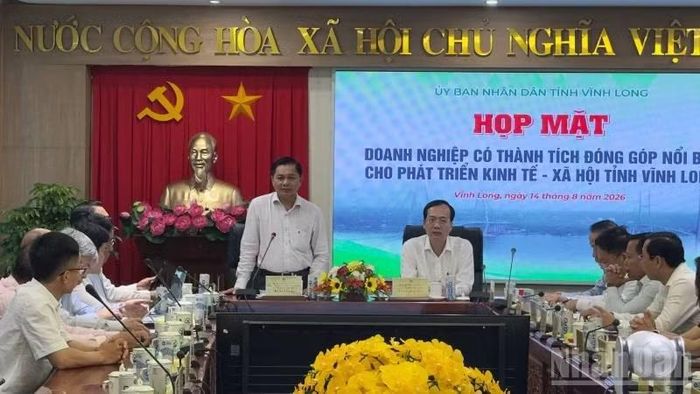 Đồng chí Trần Văn Lâu, Ủy viên Ban Chấp hành Trung ương Đảng, Bí thư Tỉnh ủy Vĩnh Long phát biểu tại buổi họp mặt. (Ảnh: HOÀNG TRUNG)