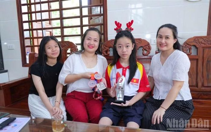 Phương Anh trở thành niềm tự hào của quê hương Lam Thành. (Ảnh: Nguyễn Hạnh)