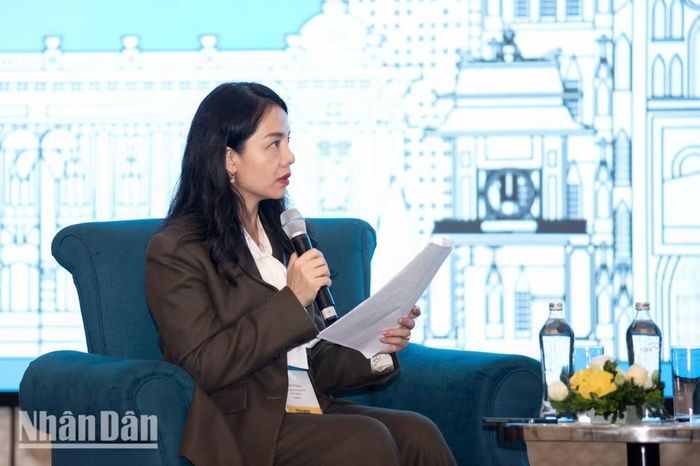 Theo bà Ngô Bích Ngọc, sinh viên báo chí cần được trang bị kỹ năng bao gồm tư duy phản biện, năng lực xác minh nguồn tin và các nguyên tắc đạo đức truyền thông. (Ảnh: MINH DUY)