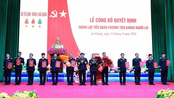 Lãnh đạo Bộ Tư lệnh Vùng 5 Hải quân trao Quyết định nhân sự cán bộ và Quyết định tổ chức đảng cho Tiểu đoàn Phương tiện không người lái. (Ảnh: VĂN ĐỊNH)